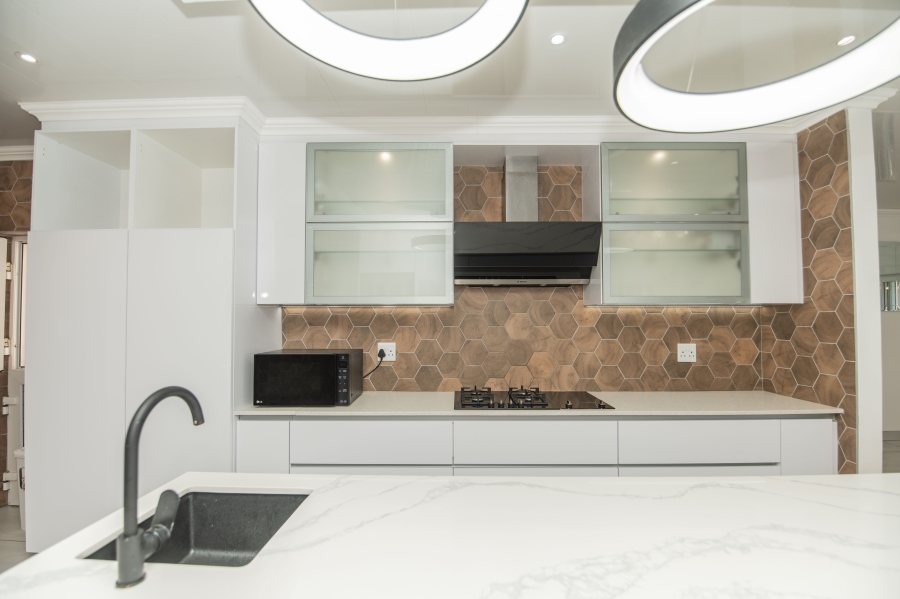 6 Bedroom Property for Sale in Beachview Eastern Cape